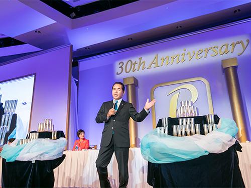「ハワイ30周年大会」で開催された月例会議では、昇格発表や年間表彰とともに新商品の発表も行われた